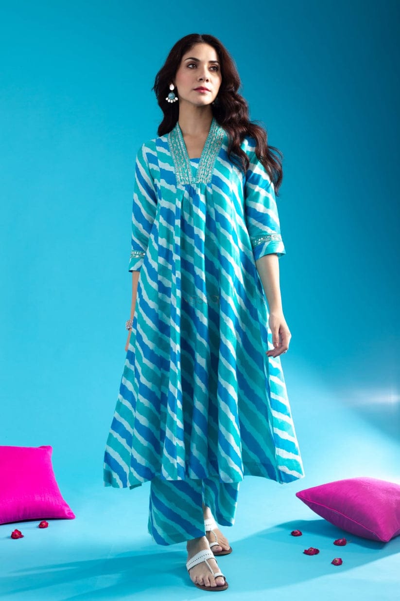 Blue White Women Beautiful Outfit Lehriya Printed Cotton Blue Kurta  With Pant