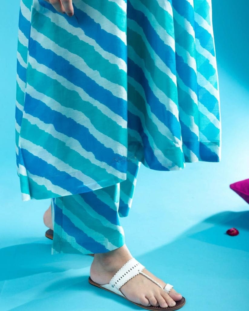 Blue White Women Beautiful Outfit Lehriya Printed Cotton Blue Kurta  With Pant