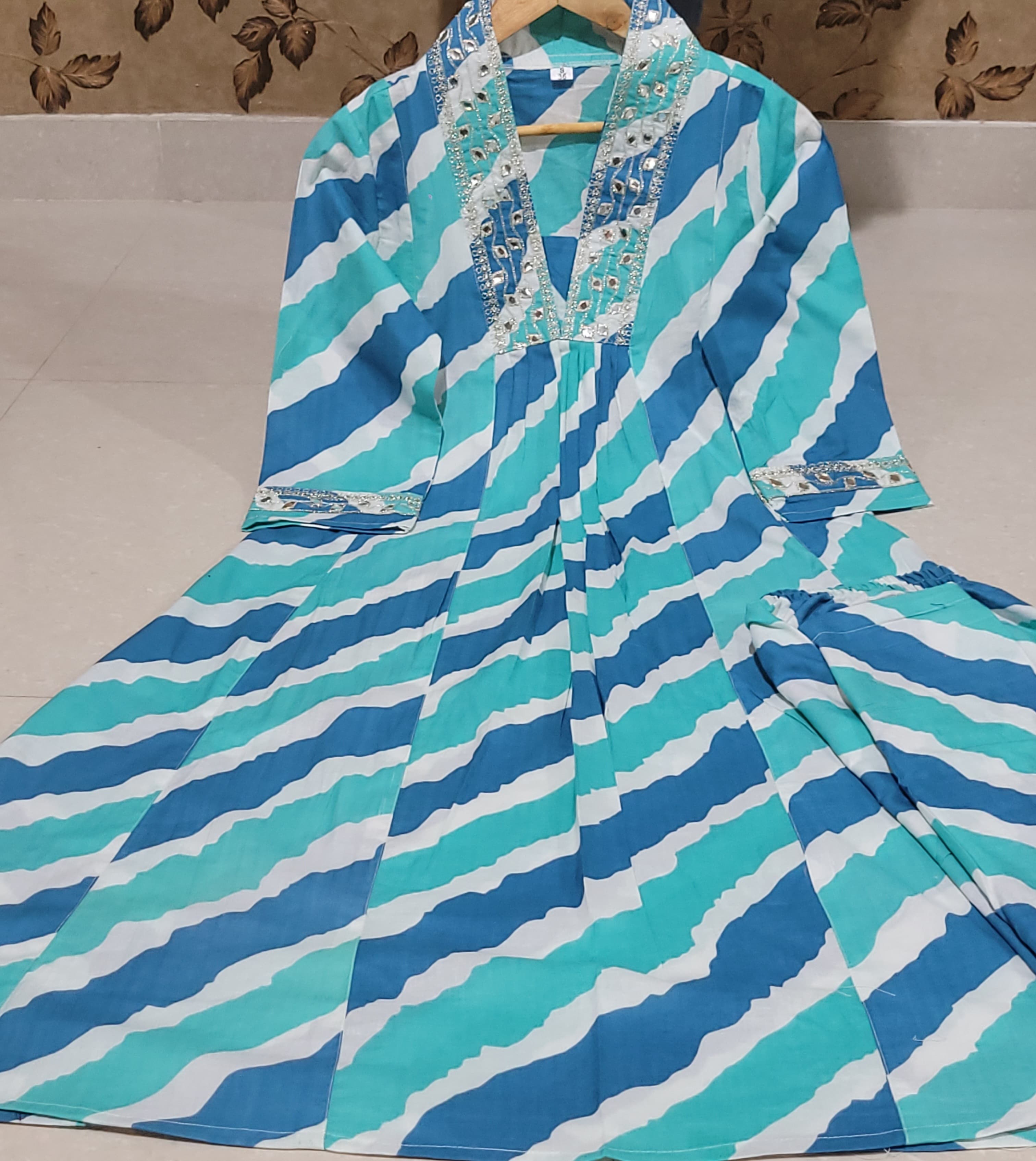 Blue White Women Beautiful Outfit Lehriya Printed Cotton Blue Kurta  With Pant