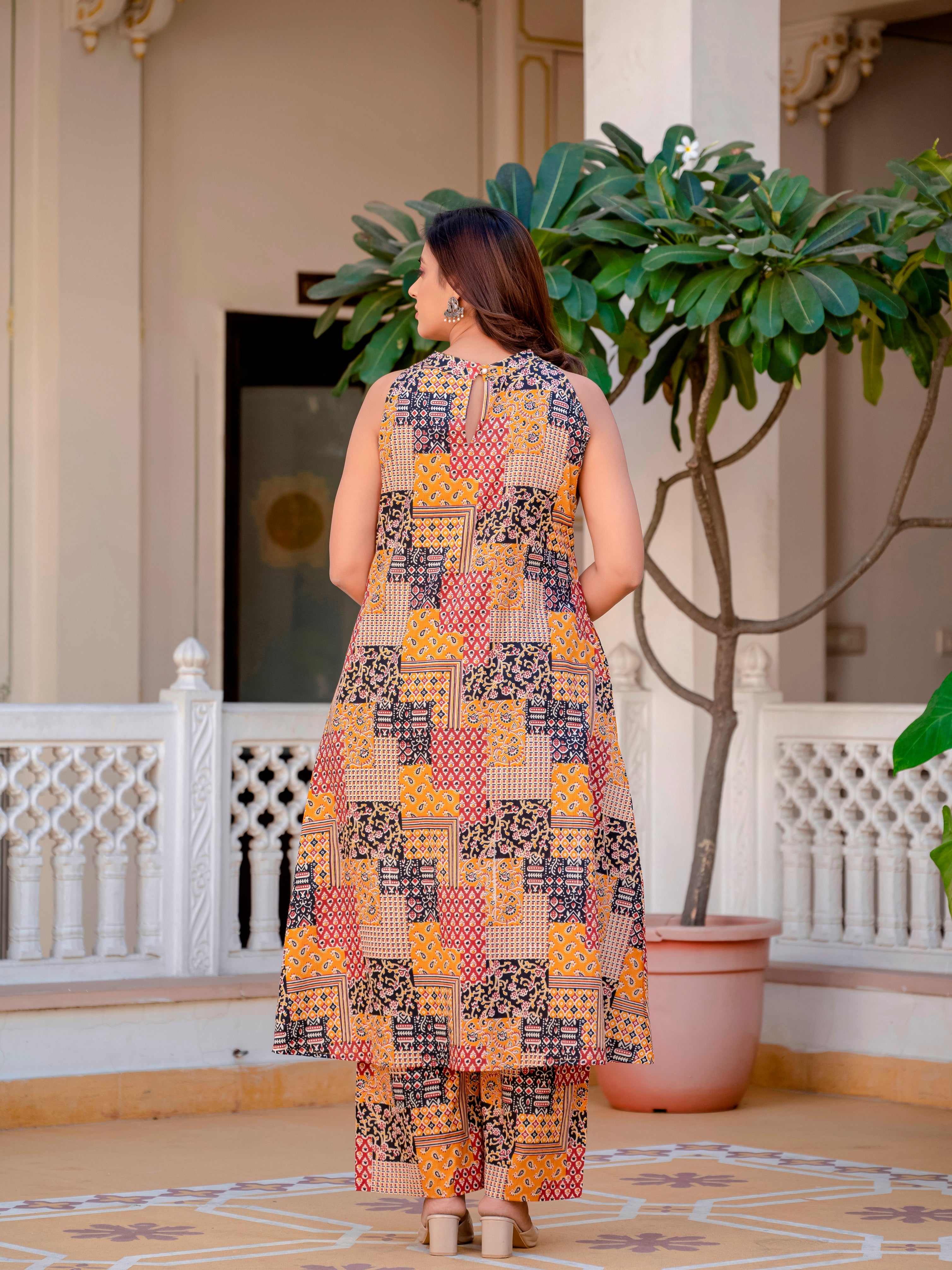 Women Casual Printed Sleeveless Multicolor Kurta With Pant